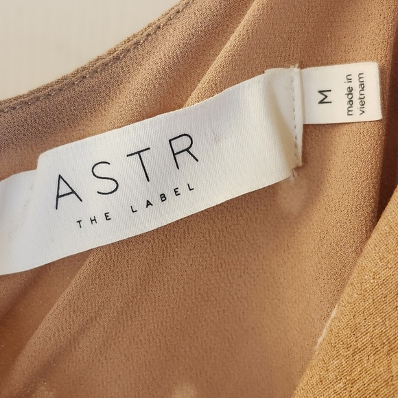 NWOT Stunning Sleeveless Blouse - Picture 2 of 5